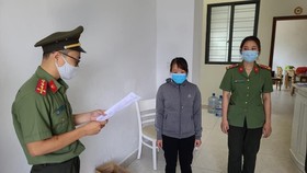 Cơ quan điều tra tống đạt quyết định khởi tố vụ án, khởi tố bị can đối với Nguyễn Thị Kim Anh