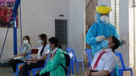 Tiến hành lấy mẫu xét nghiệm