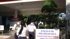 Để bảo đảm an toàn phòng dịch, phụ huynh và người không có nhiệm vụ không được vào trong điểm thi