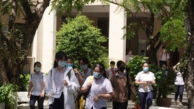 Thí sinh đi tham gia kỳ thi tuyển sinh lớp 10