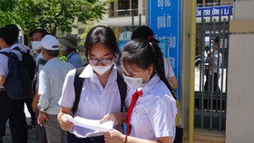 Các thí sinh thảo luận sau khi kết thúc môn thi đầu tiên