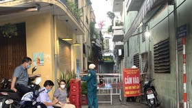 Lực lượng chức năng lập chốt chặn kiểm soát nguy cơ tại nơi bệnh nhân N.V.H. cư trú vào chiều 18-6