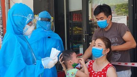 Các lực lượng chức năng tiến hành khoanh vùng, truy vết và xét nghiệm đối với từng hộ dân cư xung quanh khu vực sinh sống của BN 12437