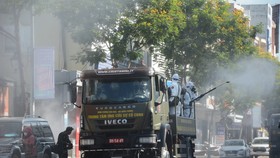 Lực lượng chức năng phun khử khuẩn khu vực liên quan đến các ca mắc Covid-19