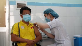 Nhân viên y tế Bệnh viện 199 tiêm vaccine Covid-19 cho vận động viên Paralympic Việt Nam