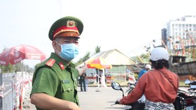 Lực lượng chức năng đang tăng cường kiểm soát tình trạng ùn tắc giao thông tại các chốt phòng, chống dịch ở các cửa ngõ TP Đà Nẵng trong những ngày qua