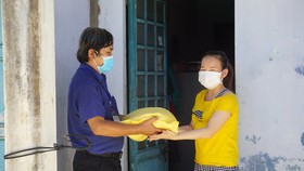 Tổ Covid-19 cộng đồng đại diện tặng những suất nhu yếu phẩm và tiền mặt giúp những hộ khó khăn vượt qua dịch bệnh