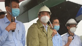 Ông Lê Trung Chinh, Chủ tịch UBND TP Đà Nẵng kiểm tra công tác phòng, chống lũ tại đập dâng An Trạch (huyện Hòa Vang)