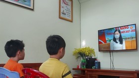 Học sinh dự khai giảng và học bài mới qua truyền hình