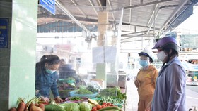 Người dân đi chợ với tâm trạng phấn khởi