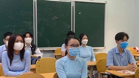 Học sinh Trường THPT chuyên Lê Quý Đôn tuân thủ quy định 5K