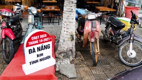 Trước hội quán PDC, có đặt 4 chiếc xe cũ nát, tả tơi vì chạy dịch cùng với cột mốc có tên "Chạy dịch tháng 10-2021 - Đà Nẵng km tình người"