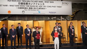 Ông Lương Minh Sâm, Chủ tịch Hội đồng trường ĐH Đông Á và ông Amaya Osami, Giám đốc Công ty CP ASK International ký kết hợp tác tại Hội nghị xúc tiến đầu tư