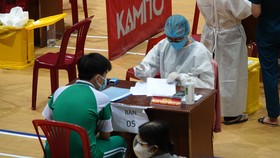 Ngành y tế tăng cường các bác sĩ chuyên khoa nhi và tim mạch hỗ trợ tại các điểm tiêm chủng