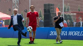 Nhận cú phát bóng từ chủ tịch Infantino, Tổng thống Putin sút bóng vào khung thành. Ảnh: FIFA