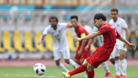 Công Phượng sút phạt đền không thành công đến 2 lần trong cùng 1 trận đấu. Ảnh: DŨNG PHƯƠNG
