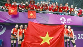 Người hâm mộ Việt Nam đã đồng hành cùng đội tuyển bóng chuyền nữ trong chiến thắng 3-1 trước Indonesia. Ảnh: DŨNG PHƯƠNG