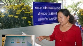 Người dân đánh giá chất lượng khám chữa bệnh tại kios khảo sát ý kiến tại BV Nhân dân 115. Ảnh: HOÀNG HÙNG