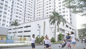 Người dân tại một dự án nhà ở xã hội huyện Bình Chánh vui chơi trong không gian chung. Ảnh: CAO THĂNG