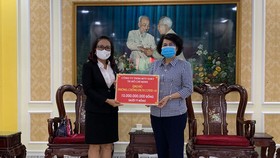 Đại diện Lãnh đạo Công ty TNHH MTV Xổ số kiến thiết TPHCM trao tặng 10 tỷ đồng đến Lãnh đạo Ủy ban MTTQ Việt Nam TPHCM để phòng chống dịch Covid-19