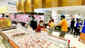 Người dân mua thịt heo tại một siêu thị. Ảnh: CAO THĂNG