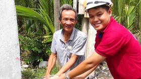 Đầu tư tuyến ống, gắn đồng hồ đưa nước sạch đến người dân ở huyện Cần Giờ