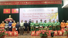 Bà Huỳnh Lan Phương - Phó Tổng Giám đốc VWS trao quà tết cho công nhân vệ sinh môi trường