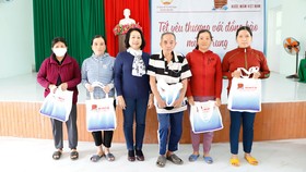 Đoàn Hiệp hội Nước mắm Việt Nam thăm và tặng quà Tết bà con tại Quảng Ngãi