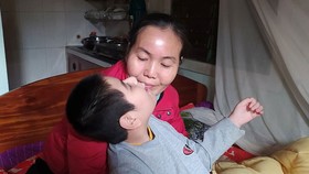 Mẹ nghèo nuôi con bại não