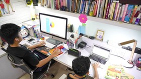 Hai em học sinh học trực tuyến tại nhà. Ảnh: THANH TÙNG