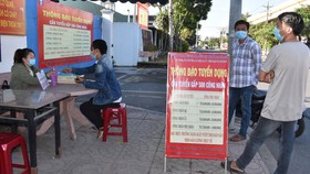Người lao động nộp hồ sơ xin việc, phỏng vấn tại Công ty TNHH Puku Việt Nam, Khu công nghiệp Đồng An, tỉnh Bình Dương. Ảnh: ĐÌNH LÝ