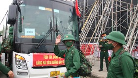 Chiến sĩ mới tại TP Đà Nẵng tạm biệt người thân để về đơn vị đóng quân. Ảnh: NGUYỄN CƯỜNG