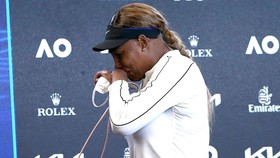 Serena rời phòng họp báo Australian Open trong nước mắt
