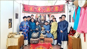 Các thành viên của Đại Nam hội quán tái hiện một nét văn hóa truyền thống trong ngày hội Tóc xanh vạt áo