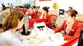 Hoạt động giao dịch tại một ngân hàng ở TPHCM. Ảnh: PHAN LÊ