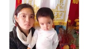 Bé gái 2 tuổi mong được cứu đôi mắt