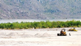 Bãi tro xỉ của Nhà máy nhiệt điện thuộc Trung tâm điện lực Vĩnh Tân