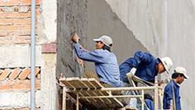 Bức tường 2 năm chưa tô xong
