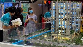 Khách hàng tìm hiểu thông tin 1 dự án bất động sản tại quận Bình Tân, TPHCM. Ảnh: CAO THĂNG