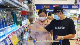 Hàng giảm giá tại Co.opmart được người tiêu dùng chọn mua