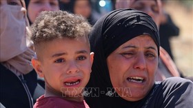 Nỗi đau của thân nhân tại đám tang một người Palestine tử vong trong xung đột với binh sĩ Israel, ở thành phố Nablus, Khu Bờ Tây ngày 15-5-2021. Ảnh: THX/TTXVN