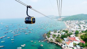 Cánh cửa mở từ thẻ thông hành xanh