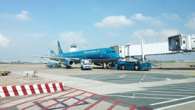 Băn khoăn việc áp giá sàn vé máy bay