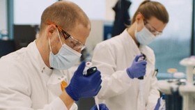 Các nhà khoa học của Exscientia đang làm việc trong phòng thí nghiệm