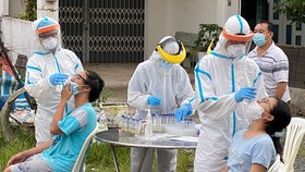 Lấy mẫu xét nghiệm tại phường An Lạc, quận Bình Tân. Ảnh: CAO THĂNG
