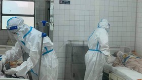 Bác sĩ tại Bệnh viện Thống Nhất chăm sóc và phục hồi chức năng cho bệnh nhân từng mắc Covid-19