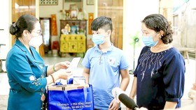 Phó Bí thư Thành ủy, Chủ tịch HĐND TPHCM Nguyễn Thị Lệ thăm và tặng quà trẻ mồ côi tại xã Tân Thạnh Đông, huyện Củ Chi. Ảnh: DŨNG PHƯƠNG