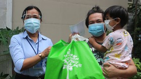 Đại diện TP Thủ Đức (TPHCM) trao quà hỗ trợ người nước ngoài trên địa bàn