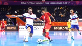 Quả bóng vàng futsal Việt Nam 2020 Nguyễn Minh Trí (giữa) trong trận đấu gặp tuyển Nga. Ảnh: THANH QUỐC