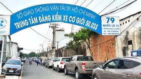 Hàng trăm phương tiện ô tô sắp hàng trên quốc lộ 13 chờ đăng kiểm